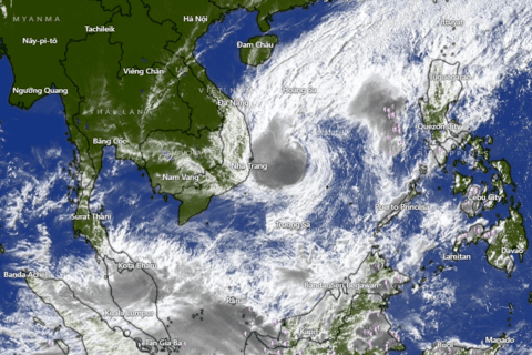 Bão số 15 vẫn giật cấp 13, thêm áp thấp nhiệt đới tiến vào Biển Đông