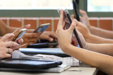 Pháp sẽ cấm điện thoại di động ở trường trung học