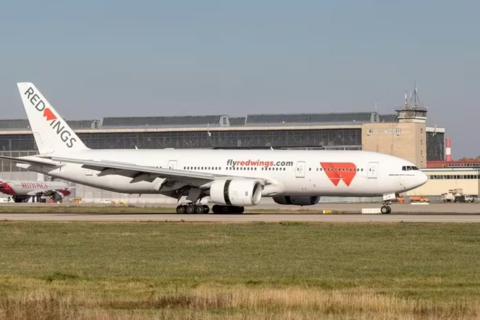 Máy bay chở 425 người khởi hành từ Nga bị cháy động cơ