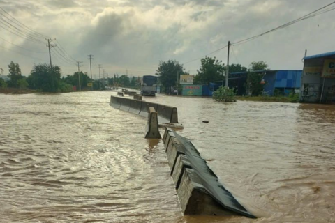 Chủ động điều tiết giao thông, cấm đường tại các vị trí ngập úng, sạt lở
