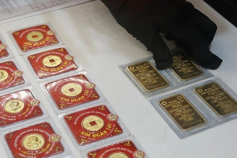 Giá vàng hôm nay 24/12 tiếp đà tăng mạnh 1,5 triệu đồng/lượng