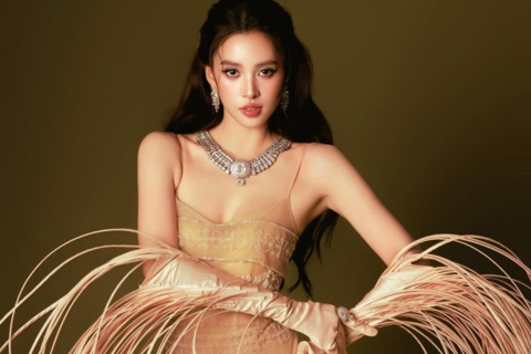 Hoa hậu Tiểu Vy khoe sắc vóc trưởng thành trong bộ ảnh chào đón năm mới 2026