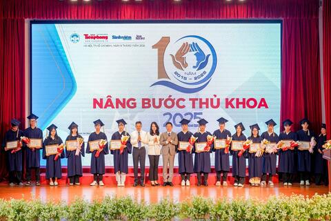 Gần 100 sinh viên nhận học bổng “Nâng bước thủ khoa 2025”