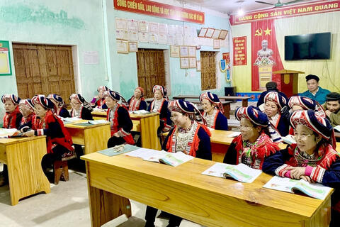 Xây dựng xã hội học tập từ nền tảng xóa mù chữ