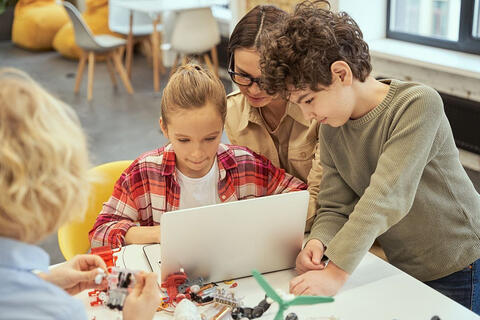 <a href="/giao-duc" title="Giáo dục" rel="dofollow">Giáo dục</a>