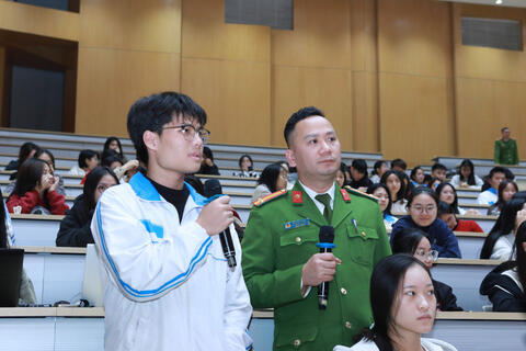 Sinh viên mua bình xịt hơi cay để phòng thân liệu có phạm luật?