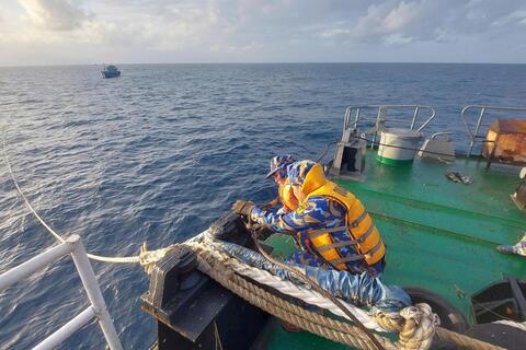 Tàu Trường Sa 10 kịp thời ứng cứu ngư dân gặp sự cố trên biển