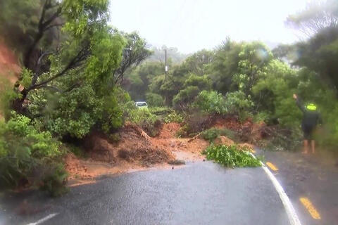 Sạt lở đất cuốn phăng các lều trại, nhiều trẻ em mất tích