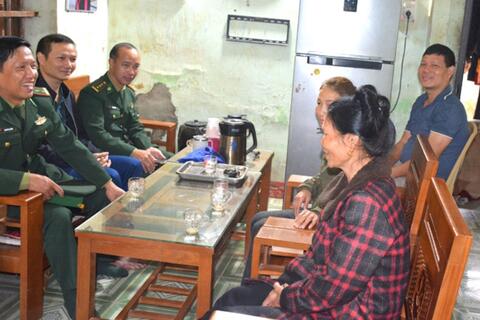 Đưa mùa xuân về "rốn lũ" Mường Xén