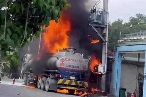 Xe bồn chở xăng bốc cháy dữ dội gần tổng kho xăng dầu ở TPHCM
