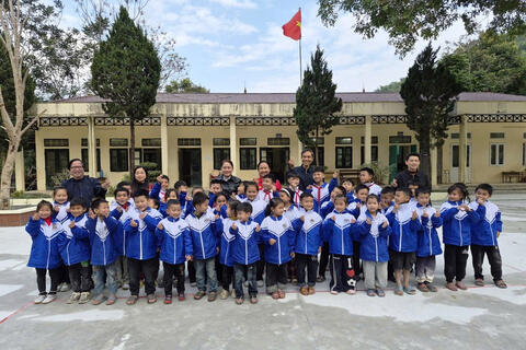 Hàng nghìn áo ấm đến với trẻ mầm non và học sinh vùng biên Thanh Hóa