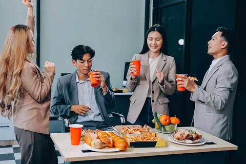 Hội công sở và trăm sắc thái "đón Tết" chốn văn phòng