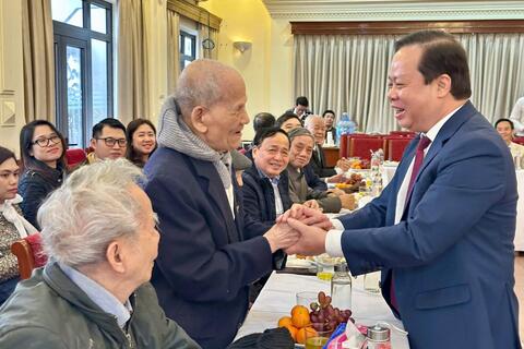 Phường Văn Miếu - Quốc Tử Giám gặp mặt tri ân cán bộ lão thành cách mạng