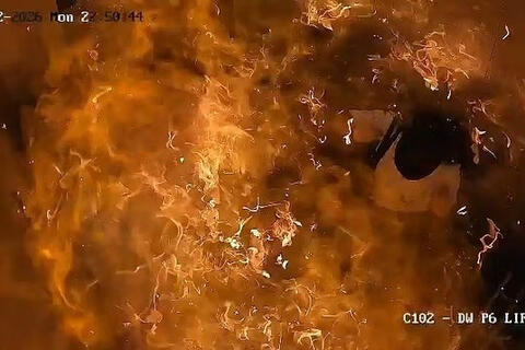 Khoảnh khắc thang máy bùng cháy dữ dội vì chùm bóng bay