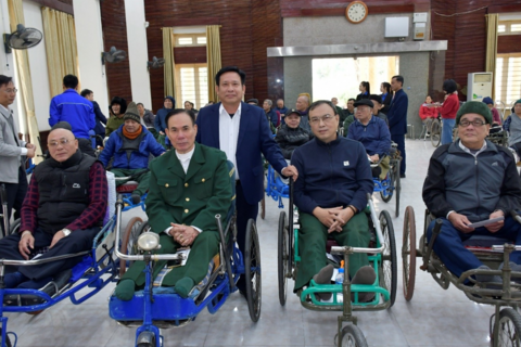 Nhiệt điện Phả Lại chăm lo, chúc Tết người có công