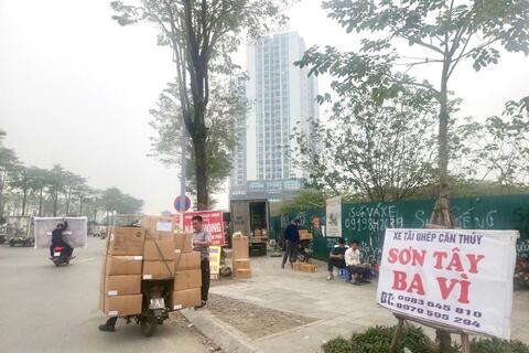 Trung chuyển hàng hóa trên phố Phạm Tu: Vi phạm kéo dài, chưa xử lý dứt điểm