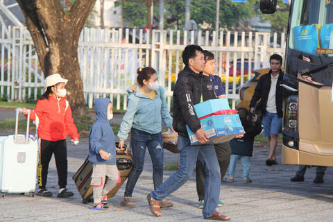 Gần 4.000 công nhân Đà Nẵng lên ‘Chuyến xe Công đoàn’ về quê đón Tết