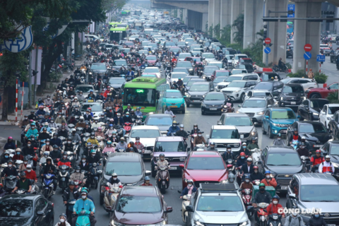 Người dân chật vật trở lại công sở, đường phố Hà Nội ken đặc phương tiện