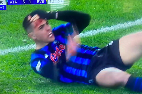 Hỗn loạn trận Atalanta ngược dòng loại Dortmund ở Champions League