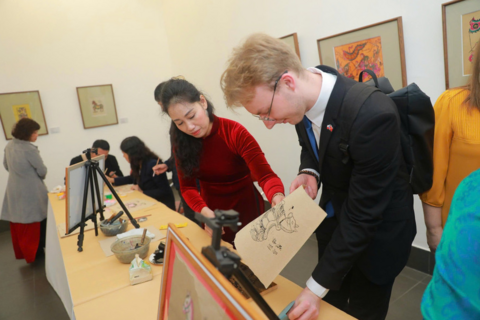 Du xuân cùng nghệ thuật tạo hình ngựa