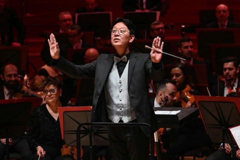 Nhạc trưởng Lê Phi Phi chỉ huy chương trình ra mắt Dàn nhạc Giao hưởng Quân đội