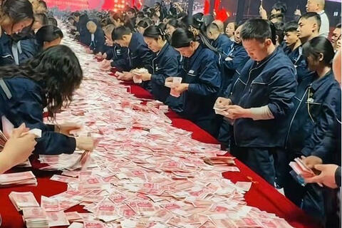 Công ty gây sốc khi phát 26 triệu USD tiền mặt cho nhân viên