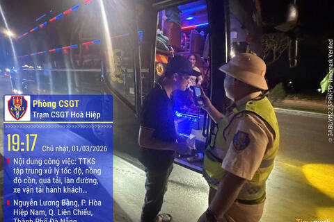 Công an Đà Nẵng xử lý xe khách 38 chỗ 'nhồi nhét' 53 người