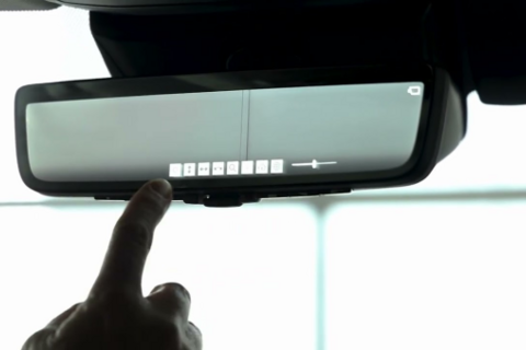 Gương chiếu hậu trên xe có một nút bấm mà nhiều người vẫn bỏ quên