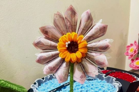 Bông hoa gắn tiền ‘làm mưa làm gió’ trước thềm dịp 8/3