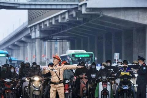 Giao thông Hà Nội sáng 4/3: Va chạm liên hoàn, nhiều tuyến ùn ứ giờ cao điểm