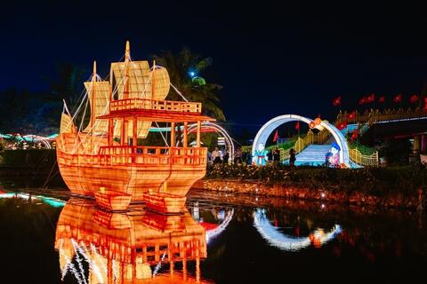 Ấn tượng màn biểu diễn drone đèn lồng Rồng - Phượng trên bầu trời Hội An