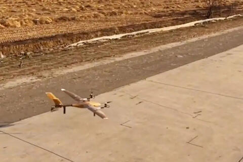 Máy bay tre đầu tiên trên thế giới cất cánh