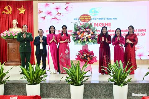 Phụ nữ Tương Mai thi đua chào mừng ngày bầu cử