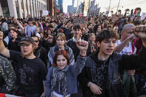 Hàng nghìn sinh viên biểu tình phản đối lệnh nhập ngũ ở Berlin