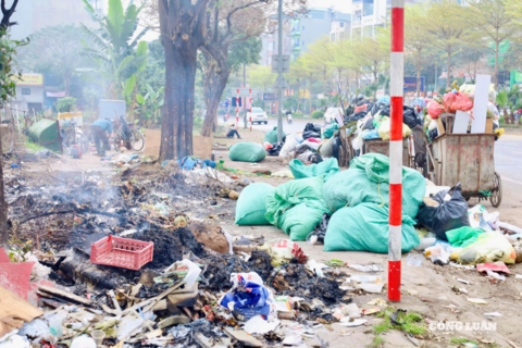 Hà Nội: Rác thải chưa được phân loại, "bủa vây" đường phố Hà Đông