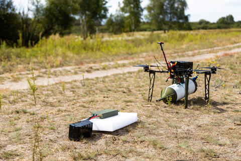 Starlink đã... rẻ hơn cả một cuộn cáp quang điều khiển máy bay không người lái