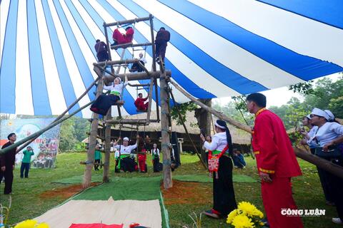 Độc đáo hoạt động 'Vui hội ví đu' của người Mường tại Làng Văn hóa