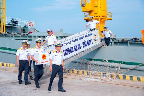 Đón Tổ bầu cử sớm trên biển hoàn thành nhiệm vụ trở về đất liền