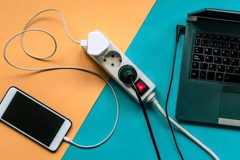 Tay tê khi chạm điện thoại đang sạc, khi nào cần lo lắng?