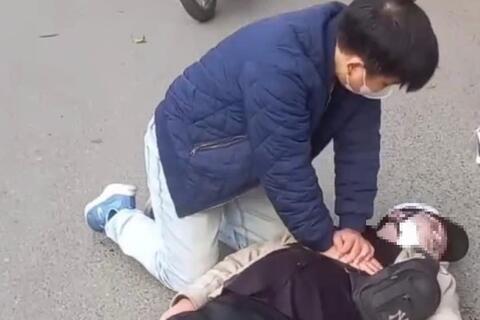 Sở Y tế Hà Nội khen thưởng đột xuất bác sĩ cứu người giữa đường