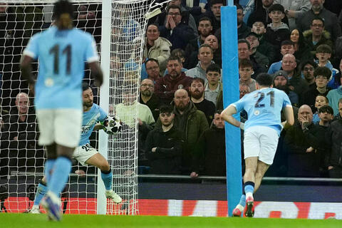 Silva 'gây họa', Man City cay đắng rời Champions League