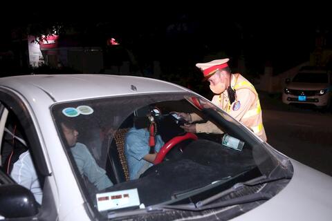 Đáng trách tài xế ô tô chở vợ và con nhỏ sau khi uống rượu