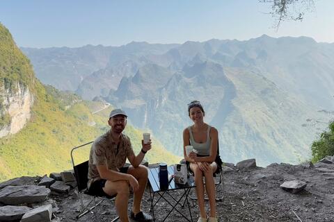 Đừng nhìn khách du lịch “Tây ba lô” qua ví tiền