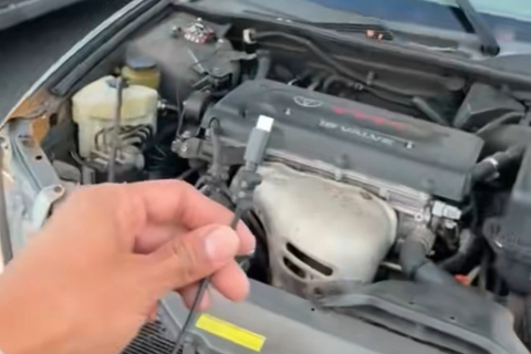 Tài xế UPS khởi động xe chết máy bằng cáp sạc iPhone gây tranh cãi