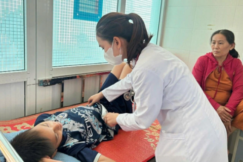 17 người nhập viện sau ăn bánh mì xe đẩy, nhiều trẻ em đau bụng nôn mửa hàng loạt