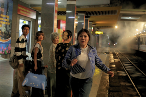 “Nhà mình đi thôi” doanh thu ảm đạm, sớm khép lại hành trình phòng vé?