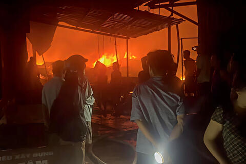 Cháy trong đêm, thiêu rụi hơn 10 căn nhà ven sông tại Cà Mau