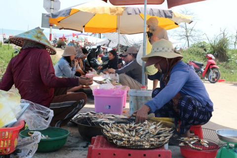 Nghệ An: Mùa cá trích nướng tạo “cơn sốt” hút khách ven biển