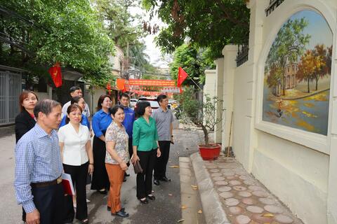 Tuổi trẻ phường Ngọc Hà chung tay xây dựng tuyến đường xanh - sạch - đẹp
