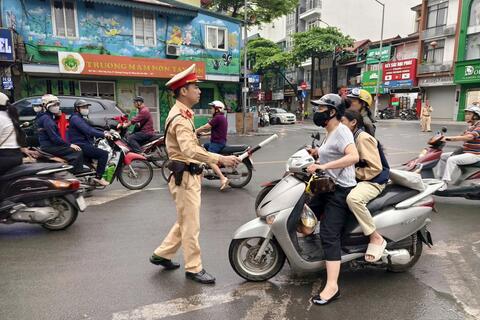 Hà Nội: Nhiều phụ huynh bị xử phạt do vi phạm giao thông